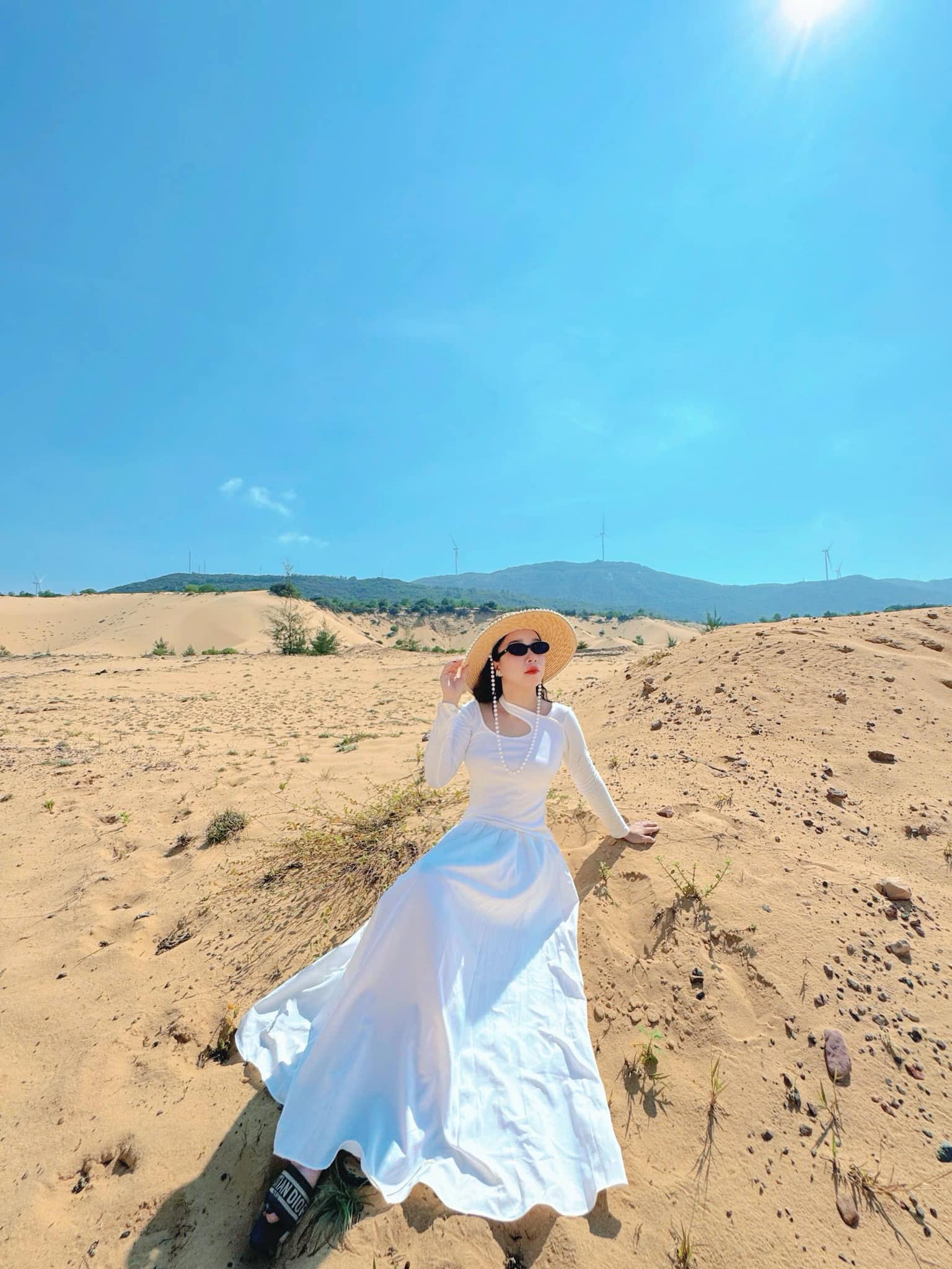 Du khách Enoch Nguyễn check Đồi cát Phương Mai và tham gia trượt cát