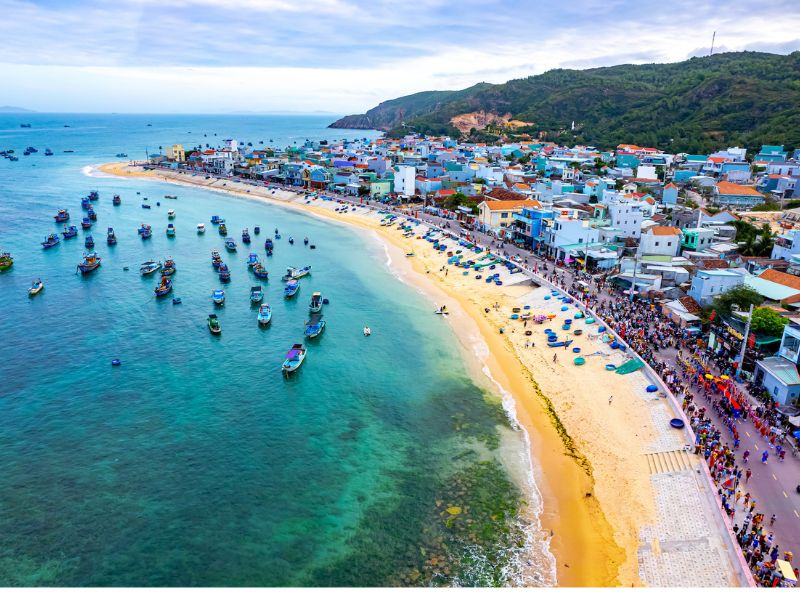 Làng chài Nhơn Hải yên bình nhìn từ phía biển